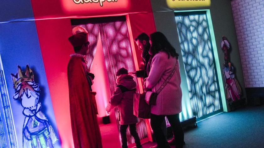 madrileños entrando a hablar con los Reyes Magos