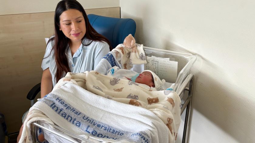 Santiago con su madre en el Hospital Universitario Infanta Leonor