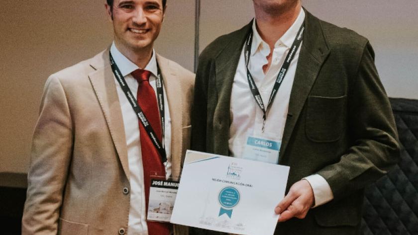 Imagen del profesional de Hospital Universitario Ramón y Cajal recibiendo el premio