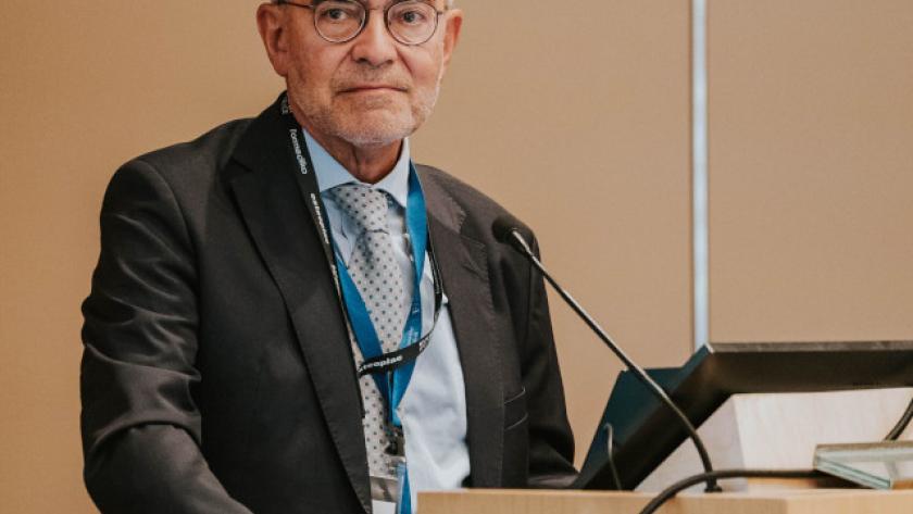 Imagen del Dr Acero, jefe de servicio de Cirugía Oral y Maxilofacial del Hospital Universitario Ramón y Cajal, durante su conferencia