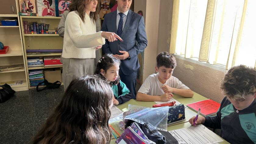 El consejero Emilio Viciana durante la visita al colegio 