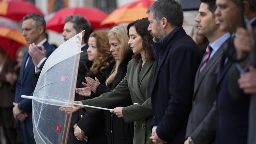 La presidenta Isabel Díaz Ayuso durante el minuto de silencio