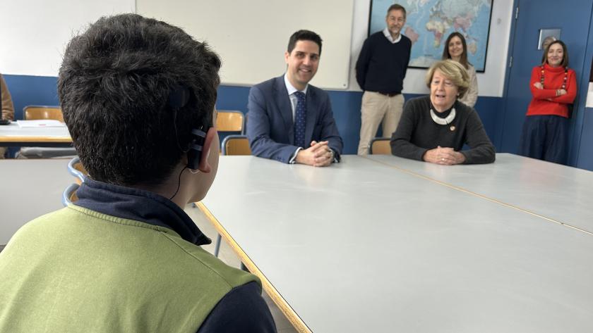 El consejero Emilio Viciana durante su visita al colegio