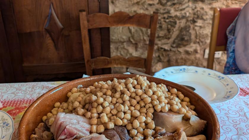 cazuela de barro con garbanzos y carne