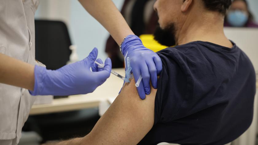 hombre recibiendo la vacuna contra la gripe