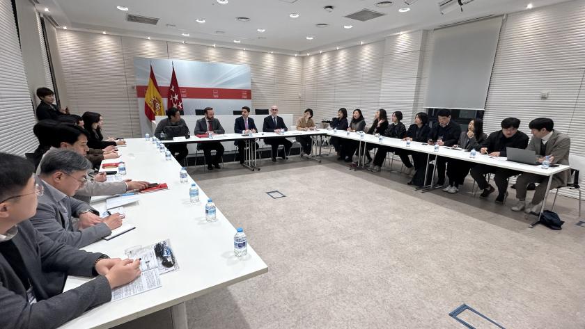 El consejero Emilio Viciana durante la reunión con la delegación 