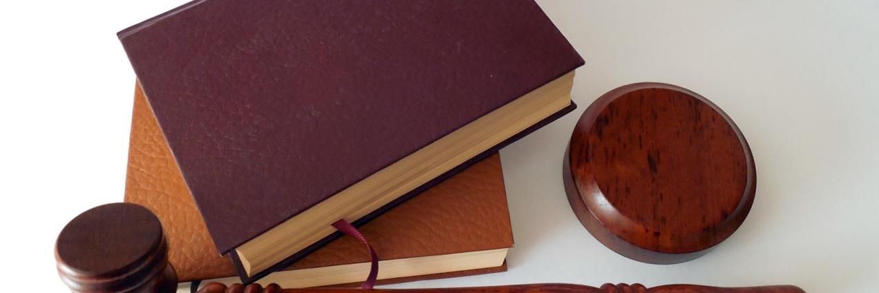 martillo, libros, justicia