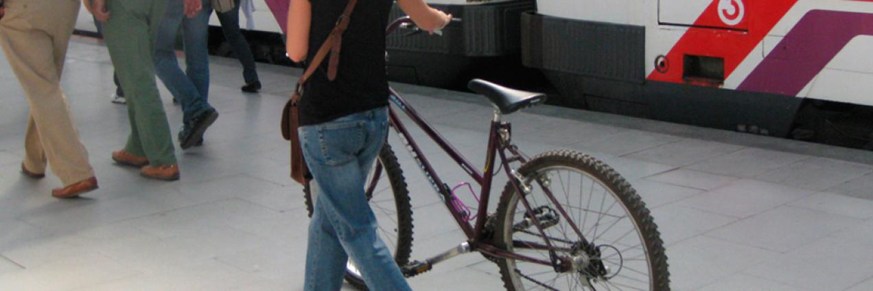Bici en andén de Cercanías