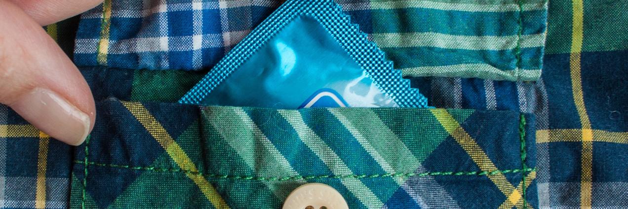 Preservativo en bolsillo de una camisa