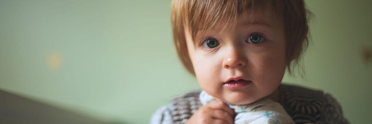 Niño pequeño en su cuna