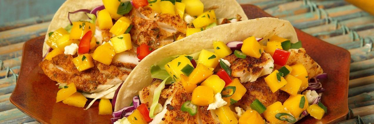 plato con dos tacos de maíz rellenos