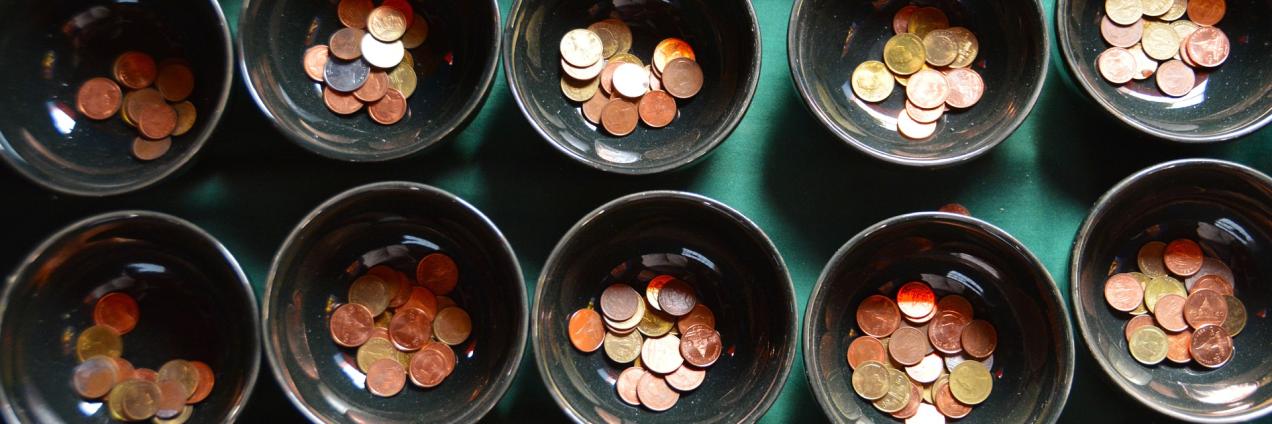 Cuencos con monedas de euro.