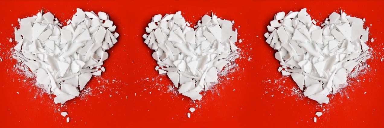 Dos corazones blancos con fondo rojo