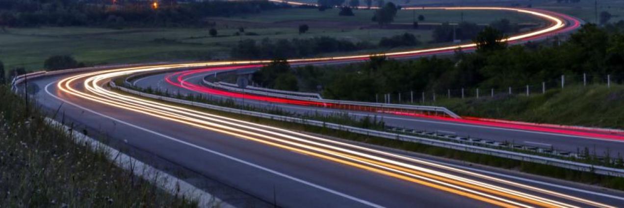 Carretera con luces