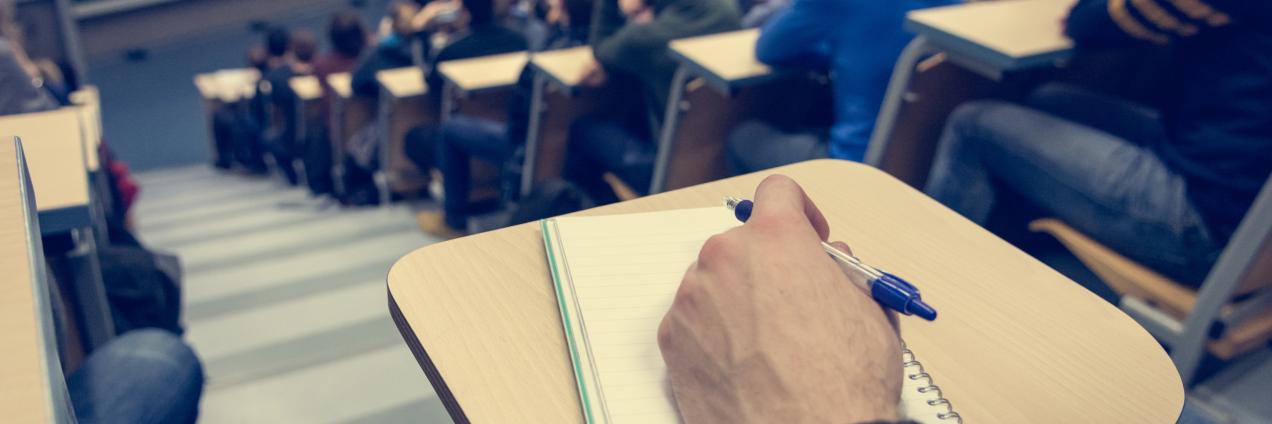 joven en examen en aula magna