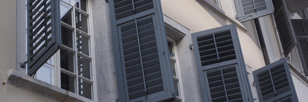 Exterior de un edificio con ventanas y contraventanas