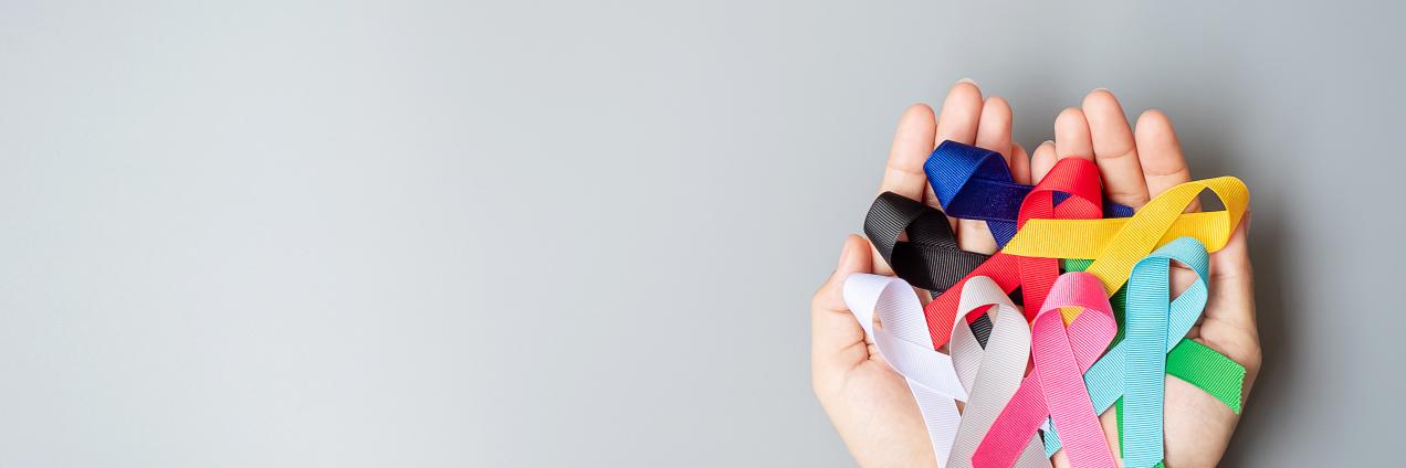manos con lazos de colores