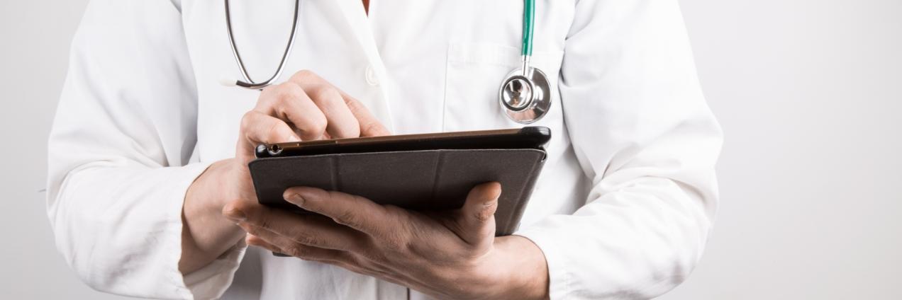 Médico prescribiendo en una tablet