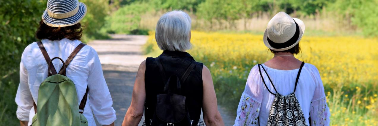 mujeres con mochila paseando por el campo