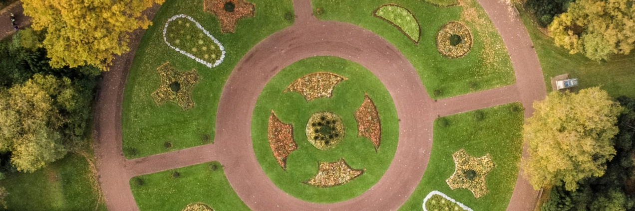 Fotografía aérea de una zona ajardinada en la ciudad