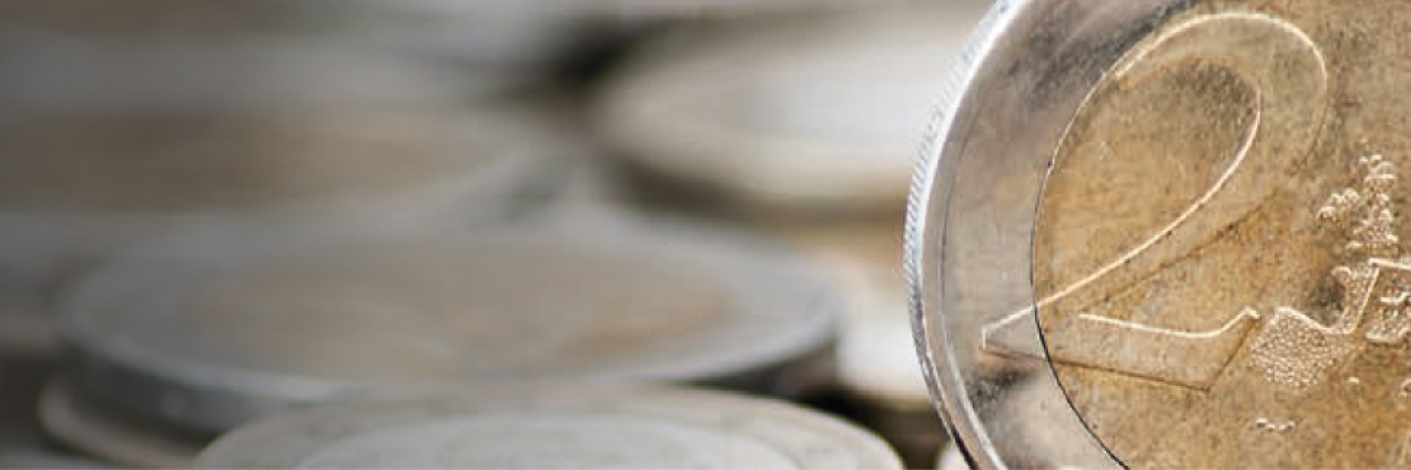 Fotografía de monedas de euro con una de ellas en primer plano