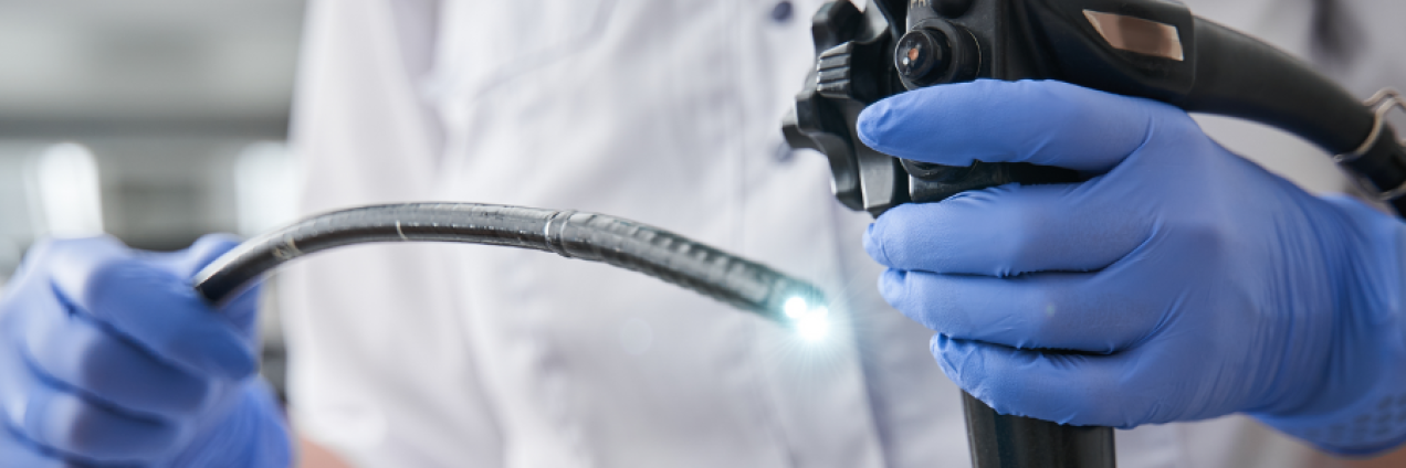 endoscopio en la mano de un cirujano