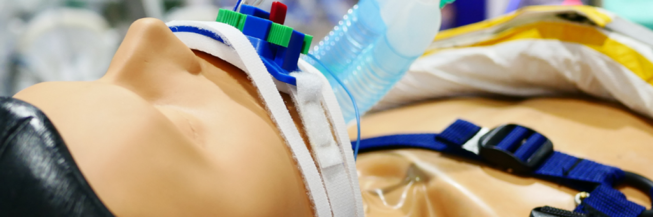 Muñeco de simulación en curso de cirugía pediátrica