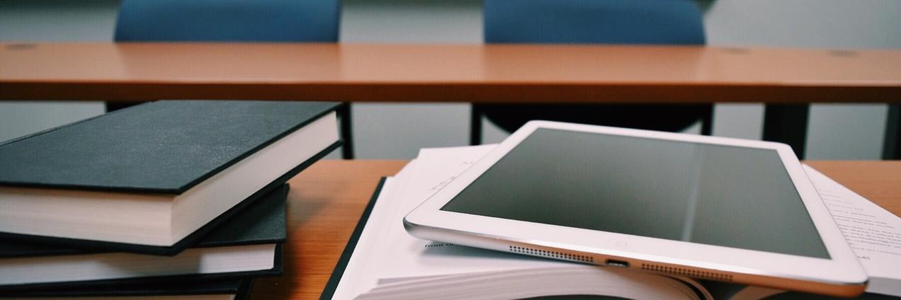 Libros y tablets en una mesa