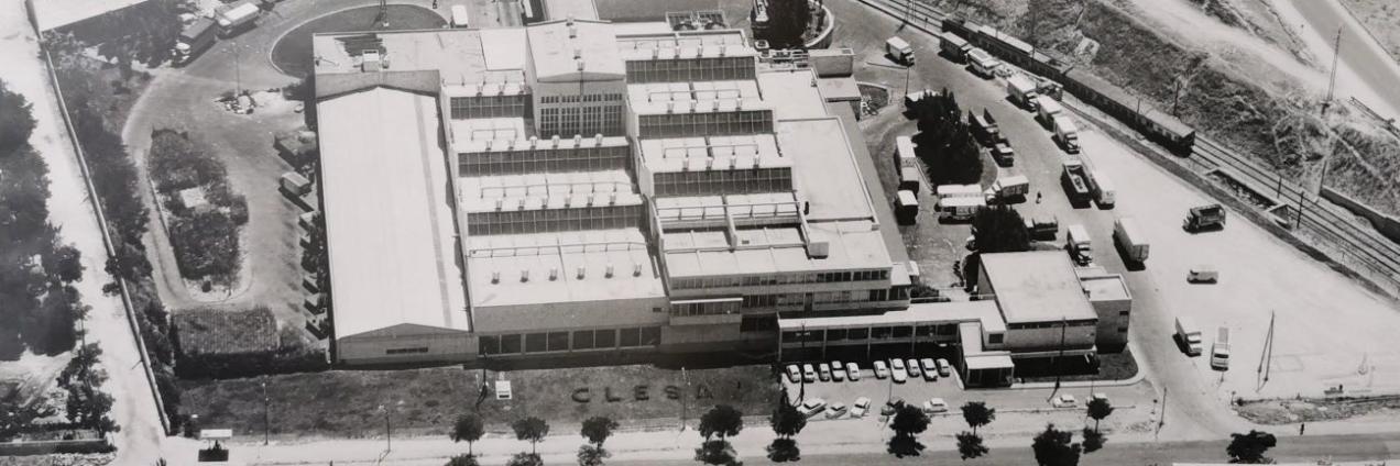 Vista aérea de un complejo industrial con varias naves