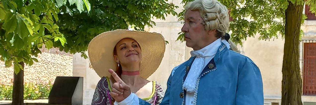 Pareja con trajes de época