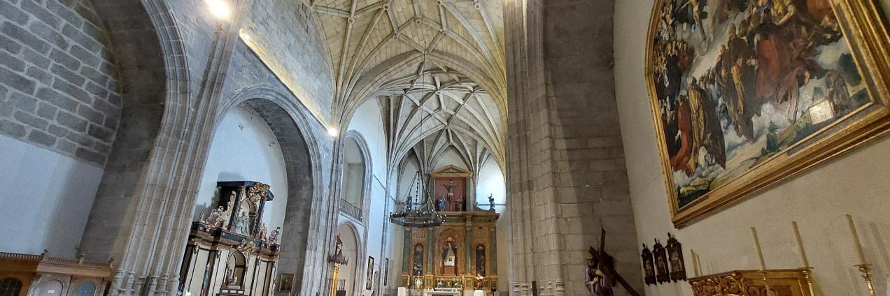 imagen interior de una iglesia