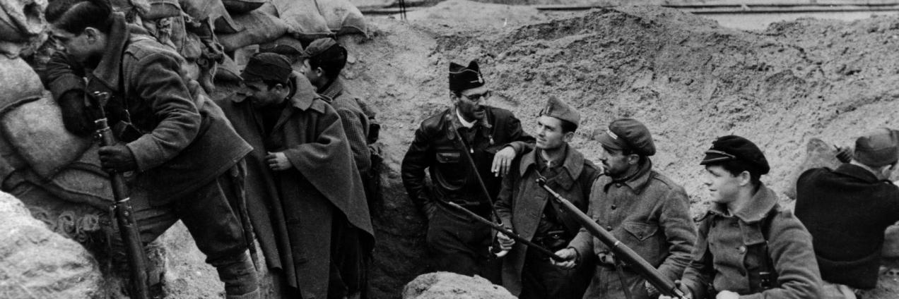 imagen de grupo de milicianos tras una trinchera