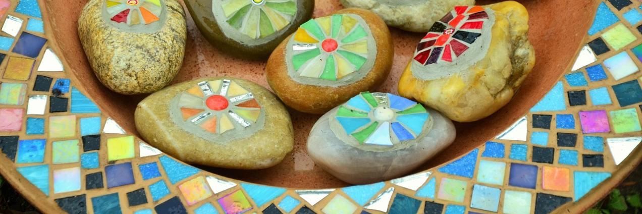 Piedras pintadas con dibujos geométricos de colores