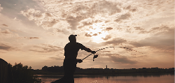 foto de una persona pescando 