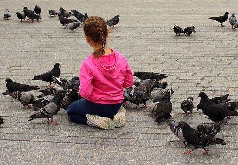 NIÑA CON PALOMAS
