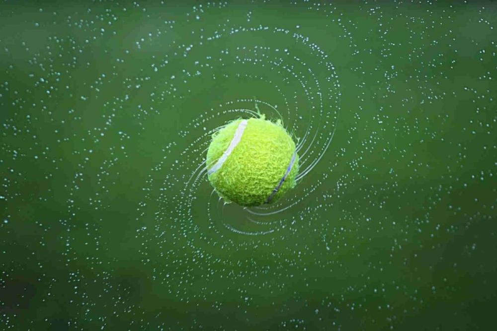 Fotografía de una pelota de padel