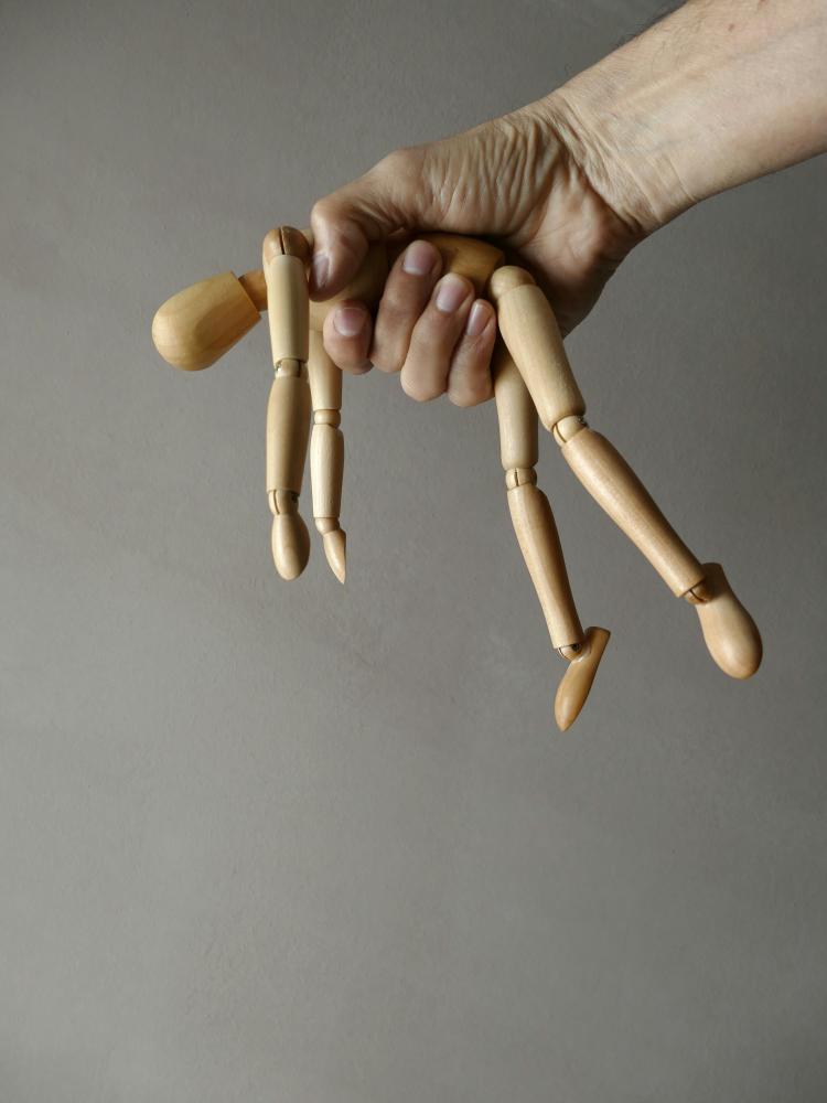 mano cogieno muñeco de madera