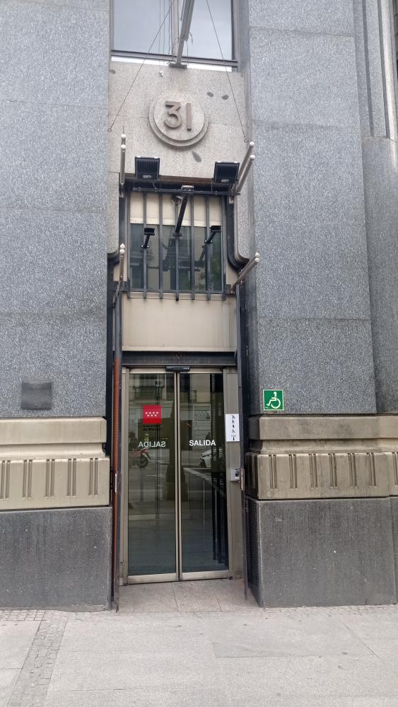 Vista de la puerta accesible ubicada en la calle Alcalá 31, junto al acceso principal que tiene escaleras
