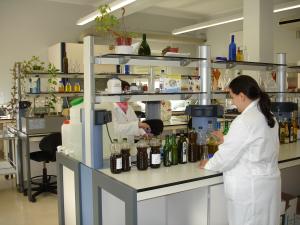 Trabajadores en el laboratorio de agroalimentacion