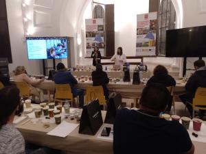 Personas en un curso catando café