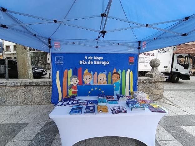 Tenderete con libros de la ruta del Día de Europa 2026