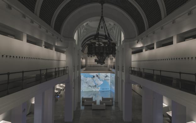 Vista de la bóveda y la lámpara de la Sala Alcalá 31 y una instalación audiovisual de Cristina Lucas en la planta baja
