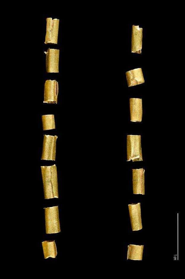 Perlas tubulares de oro de la tumba 4