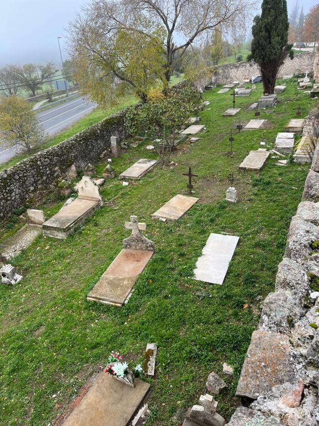 Imagen de recinto amurallado con árboles y restos de tumbas