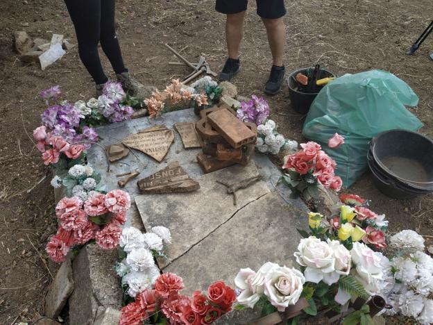 Imagen de tumba con flores