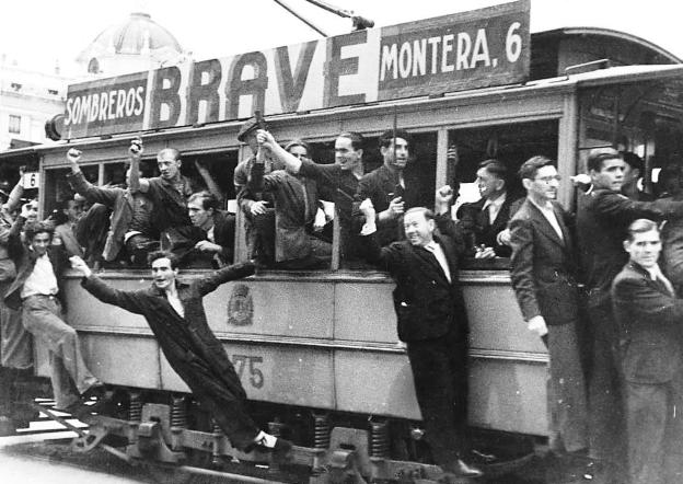 imagen de un grupo de hombres montados en un tranvía