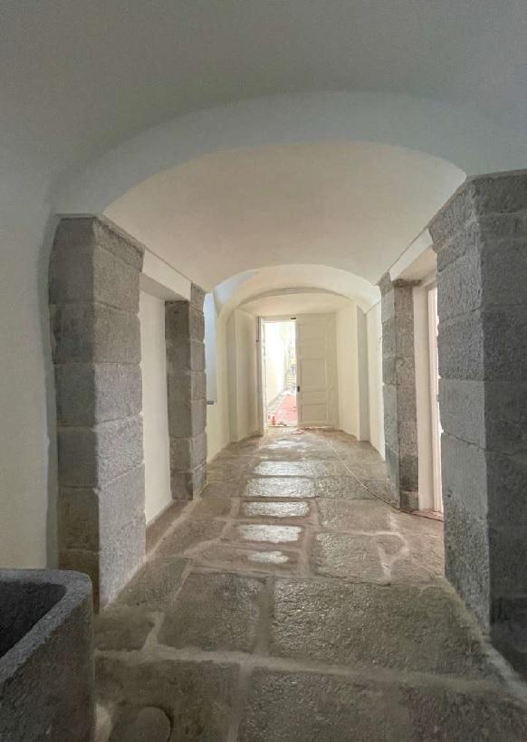 imagen de galería abovedad con columnas de granito y paredes en blanco