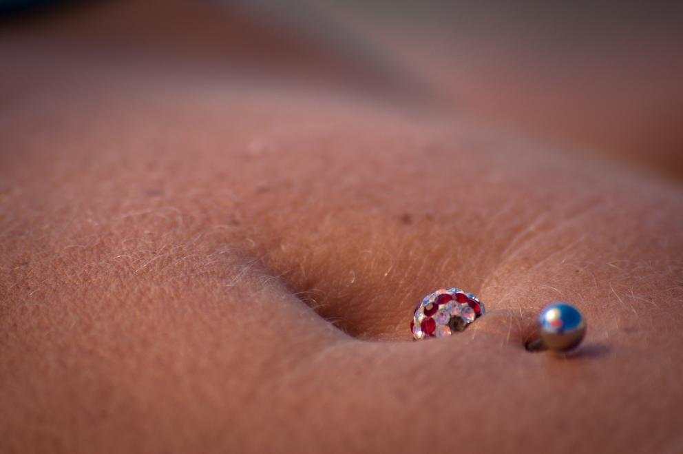 Imagen de un piercing en un ombligo