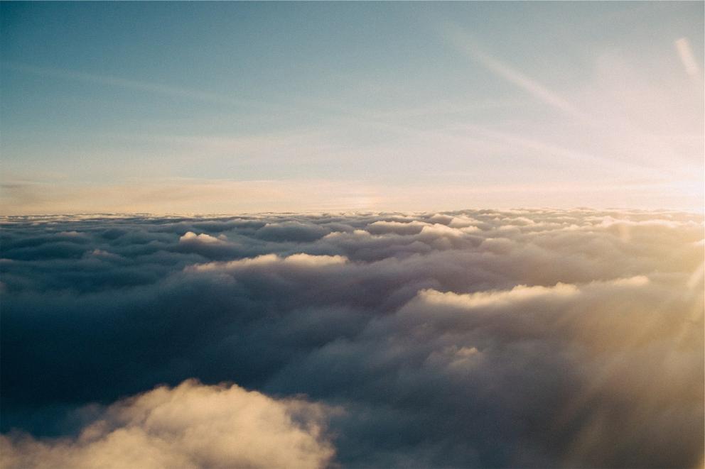 Imagen de una nubes atravesadas por el sol