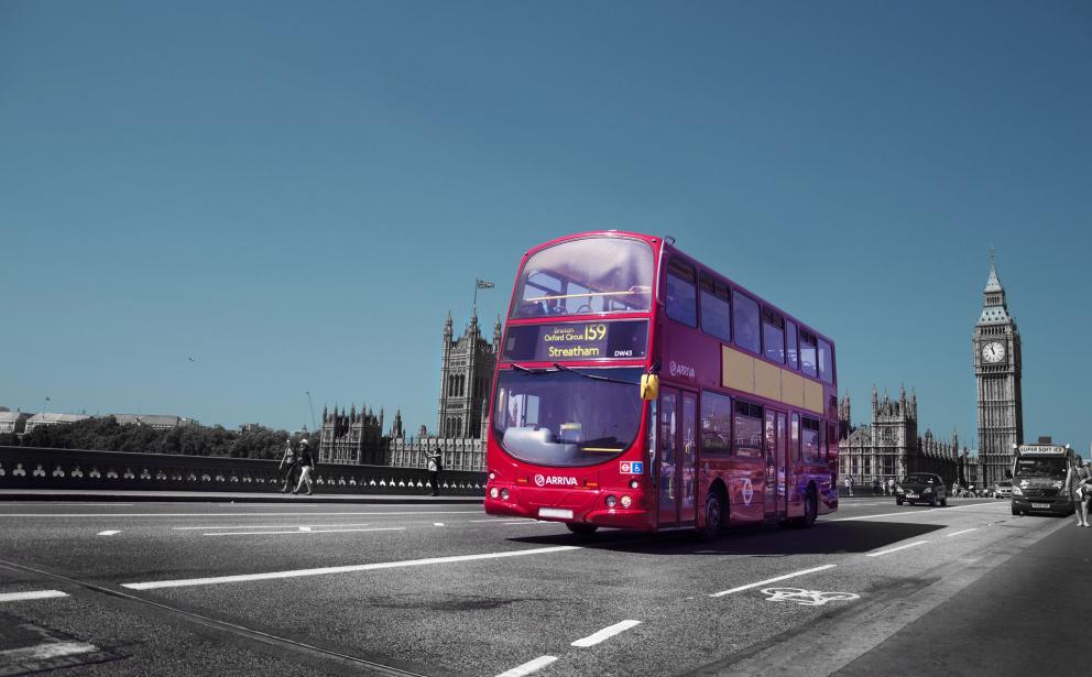 Autobús inglés circulando con el Big Ben al fondo